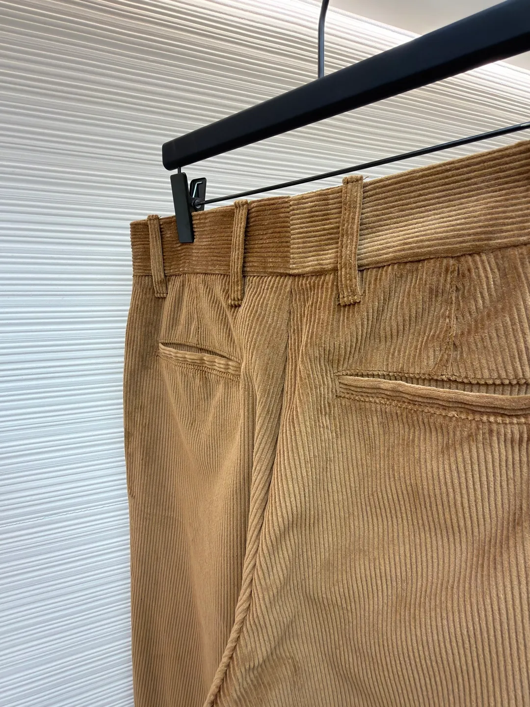 LOUIS VUITTON SKI ski series corduroy trousers and casual pants ●Original version: purchased and developed by 14160 ●Item number: 1682221-B00 ●Fabric: corduroy fabric ●Technology: Positioning cutting machine ●Color: brown ●Version: fitted version ●Weight: about 875 grams ●Size: 46-48-50-52 ●Description: These caramel-colored corduroy trousers are made of 16-pit combed cotton corduroy fabric, which is pre-shrunk and raised. The velvet thickness is even, soft to the touch and not easy to shed. The fabric weighs 420g and has both warmth retention and stiffness. The trousers are made of multi-piece three-dimensional tailoring. The thighs and knees are designed with a spliced ​​structure and are reinforced with twill stitching technology, which not only enhances the durability but also creates a workwear-style layering. The waistband is a classic suit waistband design with built-in non-slip lining and metal adjustment buckles to flexibly adjust the waist size. The placket is made of YKK metal zippers with natural horn buttons, and the trousers are double-layer reinforced stitching; the pockets are welted, and the edges are sewn with overlock stitching; the trousers are straight-cut, with rolled overlock stitching on the inside. The stitch density of each stitch is controlled at 10 stitches/inch to ensure a stable overall structure and exquisite details. The overall wiring is straight and delicate, the fabric is comfortable and soft, and the color is consistent without color difference. It can be matched with the same style to create a fashionable look and control various occasions. Customized accessories, complete with three standards, same style for men and women!